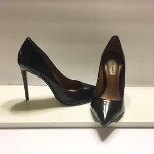 Black pointed toe, leather, 6 inch heels.